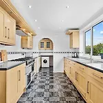 Bramcote Lane Spacious 5 Bedroom House