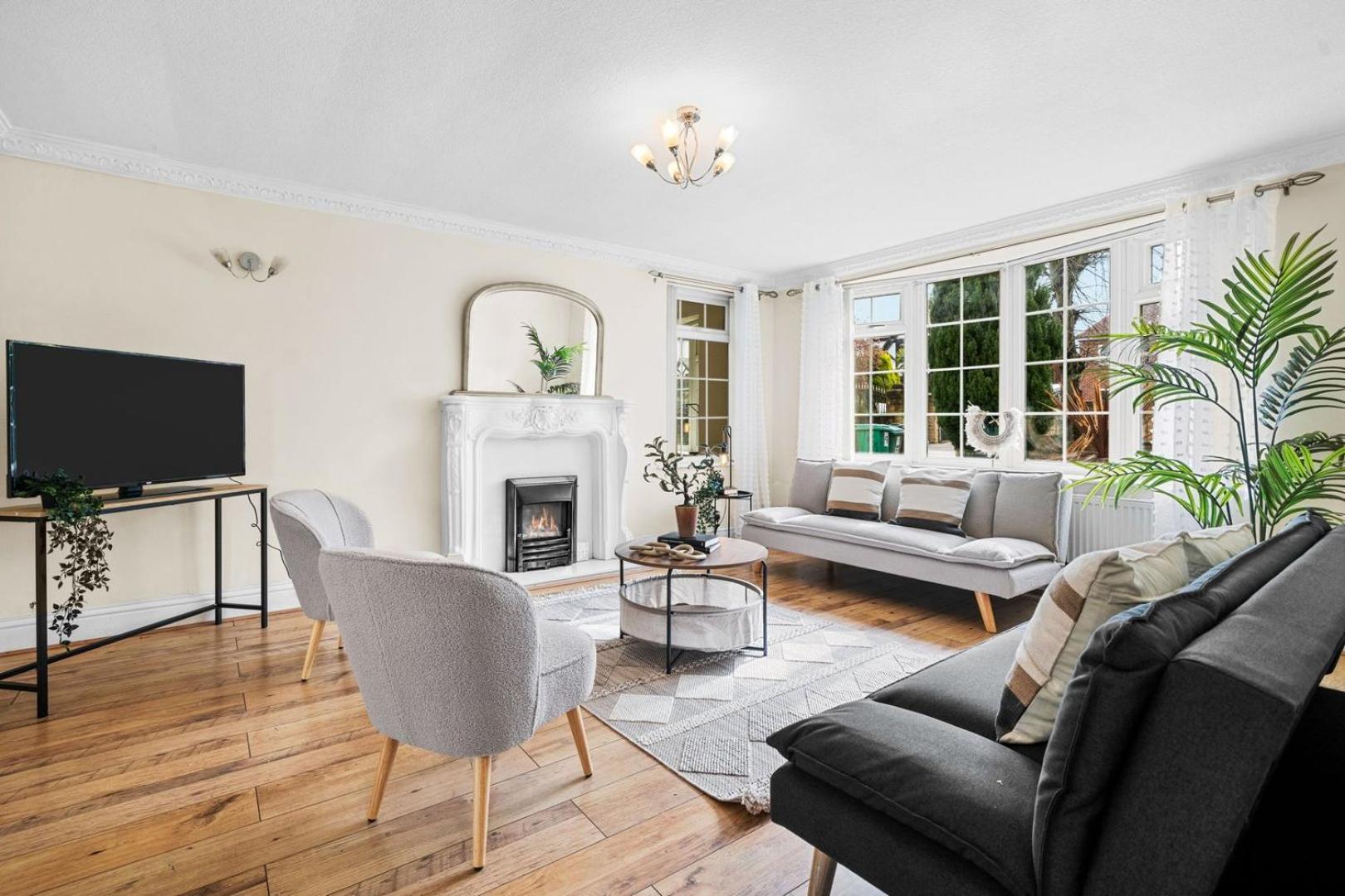 Bramcote Lane Spacious 5 Bedroom House *
