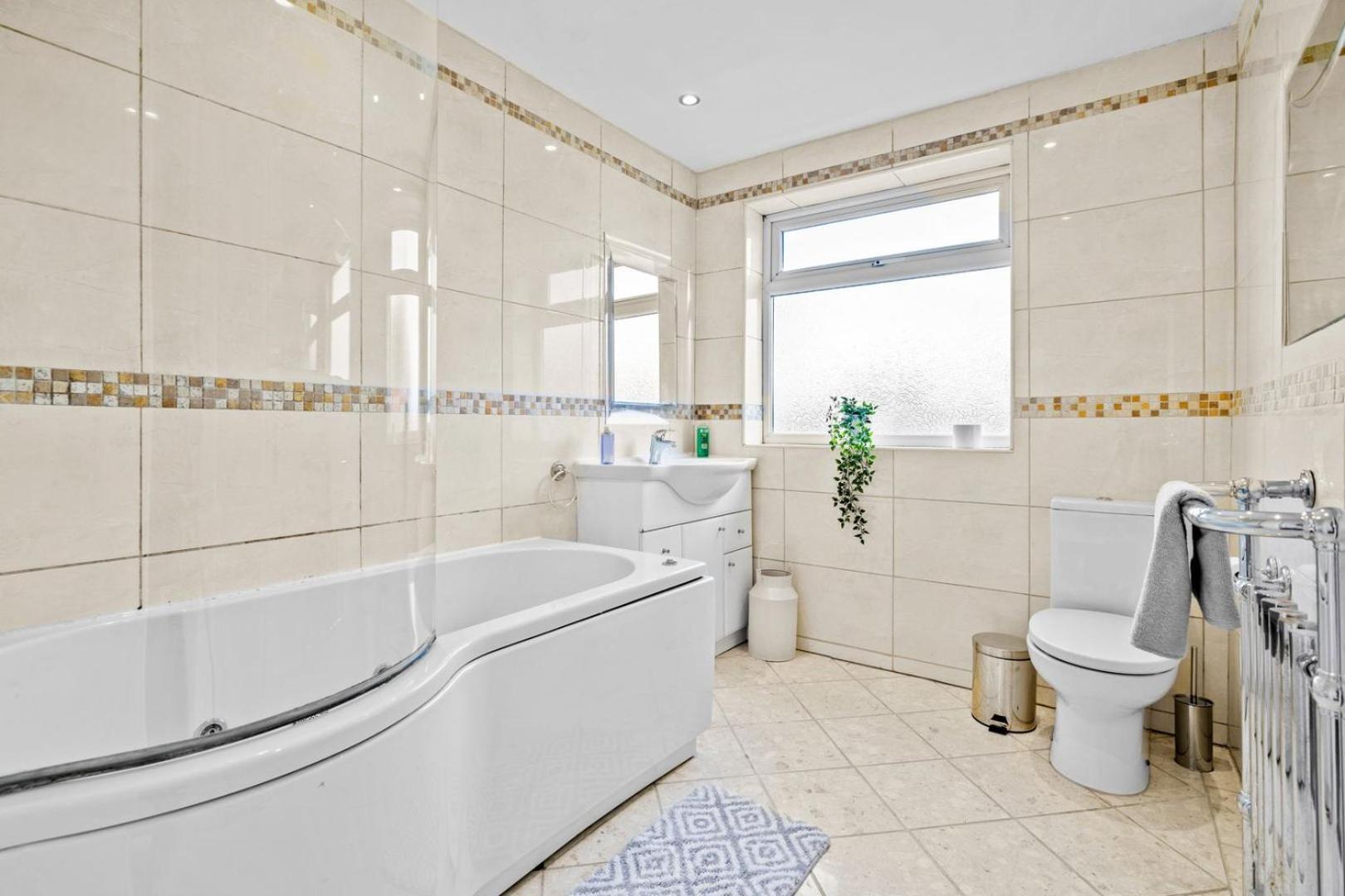 Guest house Bramcote Lane Spacious 5 Bedroom House *